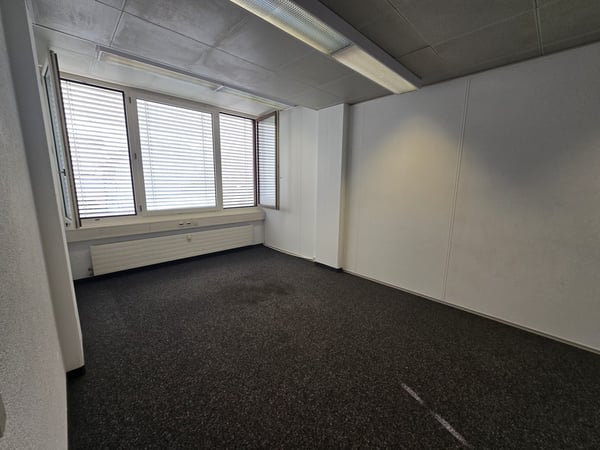 Helle Büroräume an zentraler Lage in Biel ideal für Praxis, Agentur oder kreative Nutzung 4