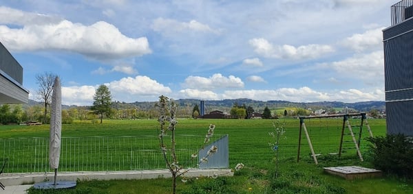 Neue 1.5 Zi. Gartenwhg. + Privatgarten 170m2 + Terrasse 16m2 - 3 Parteien im Haus - Blick ins Grüne! 2