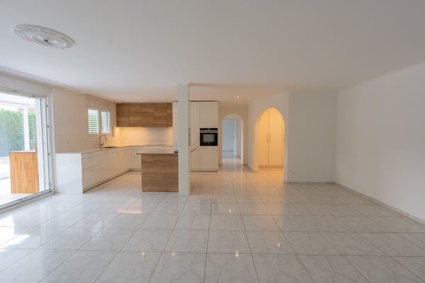 Exklusive 1.5 Zimmer-Wohnung: Terrasse, Hobbyraum & Tiefgarage 1