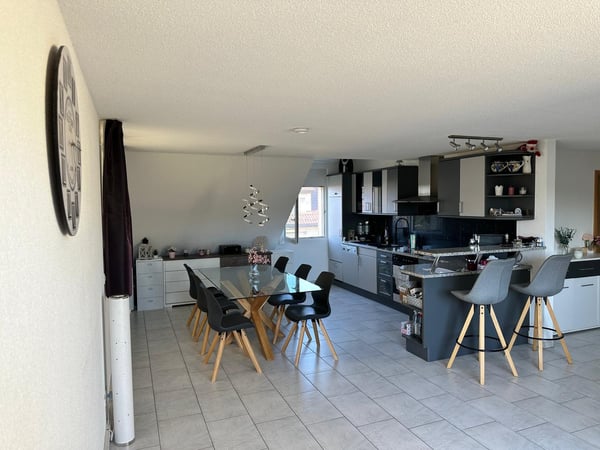 Zu vermieten per 1. Februar 2026: Charmante 1.5-Zimmer-Dachwohnung 1