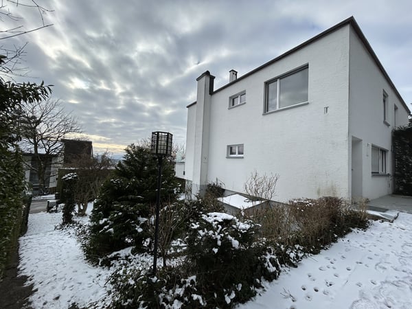 Exklusiv zu vermieten im steuerprivilegierten Uitikon: frisch renoviertes 8.5-Zimmer-Doppeleinfamilienhaus mit grossem Garten und herrlicher Fernsicht 3