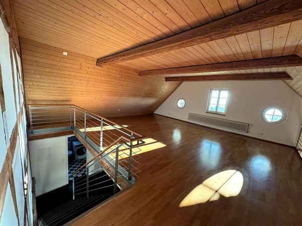 Grosszügige Dachwohnung (95 m²) mit Cheminée auf dem Hubelgut 7