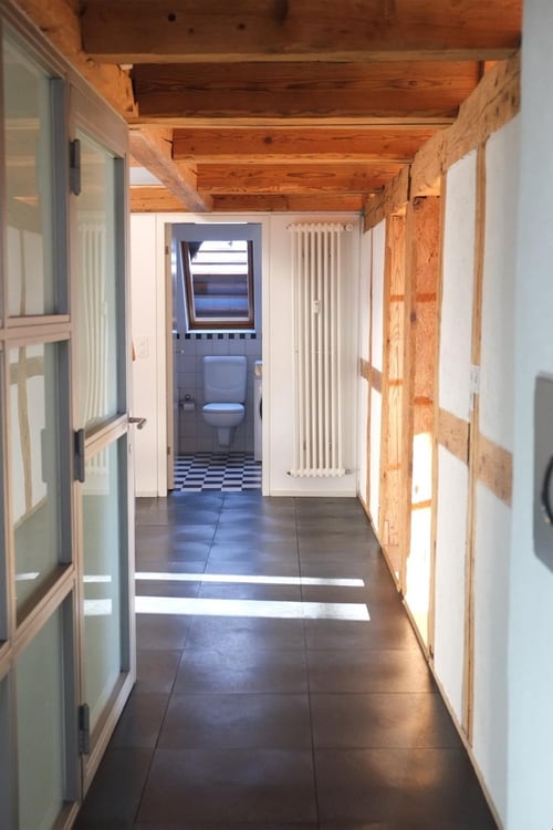 Grosszügige Dachwohnung (95 m²) mit Cheminée auf dem Hubelgut 8