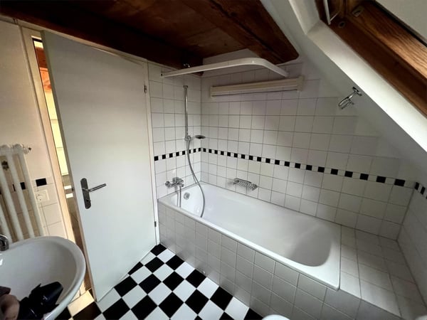 Grosszügige Dachwohnung (95 m²) mit Cheminée auf dem Hubelgut 9