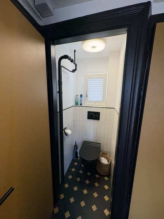 Modern furnished apartment with cellar & attic storage 8