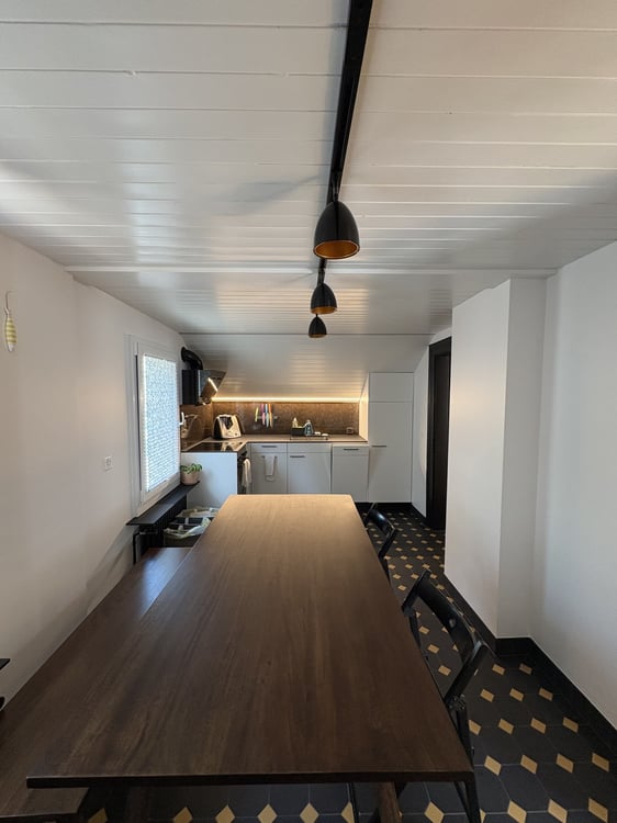 Modern furnished apartment with cellar & attic storage 9
