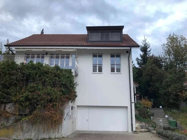 Familienfreundliches 5.5-Zimmer-Einfamilienhaus mit umlaufendem Garten, Cheminée, Garage und 4 Parkplätzen in Unterengstringen 2