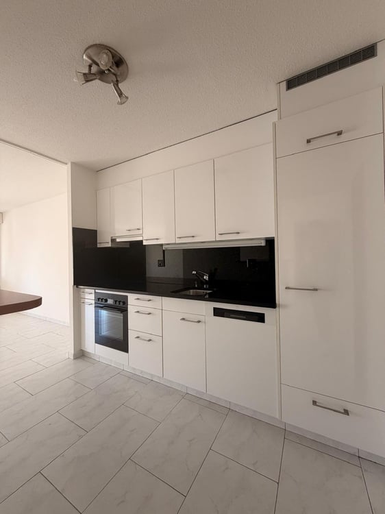 Frisch teilsanierte 3.0-Zimmerwohnung im 5.OG an guter Lage 3
