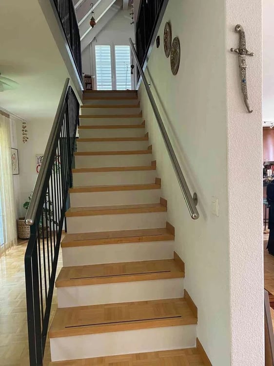 Familienfreundliches 5.5-Zimmer-Einfamilienhaus mit umlaufendem Garten, Cheminée, Garage und 4 Parkplätzen in Unterengstringen 12
