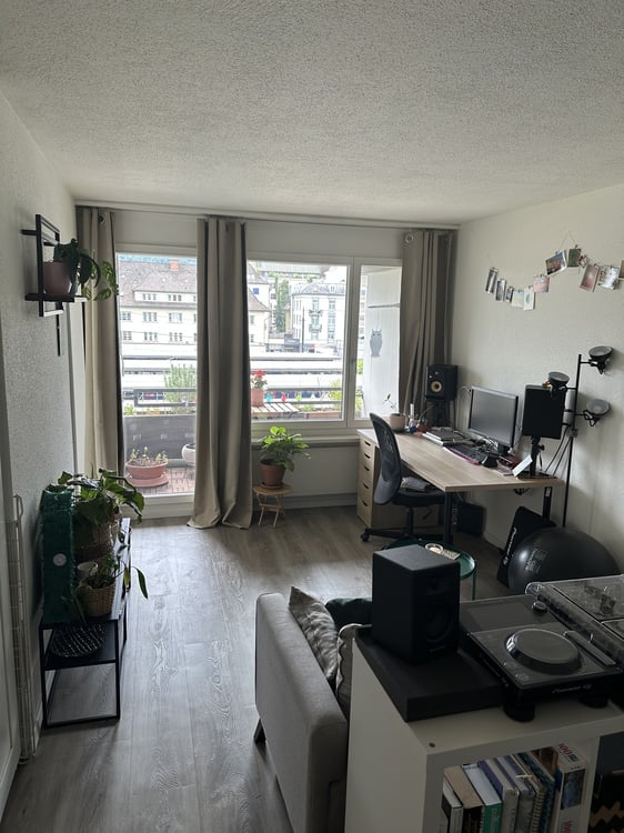 1,5-Zimmer-Wohnung gegenüber dem Bahnhof Oerlikon, 3. Stock 1