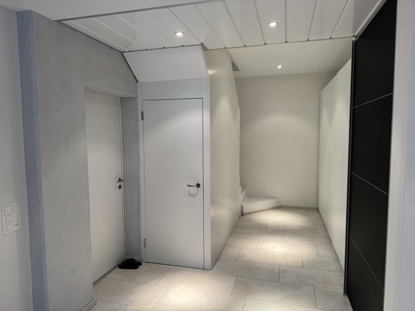 Exklusives möbliertes 8.5-Zimmer Einfamilienhaus mit Garten und Doppelgarage 12