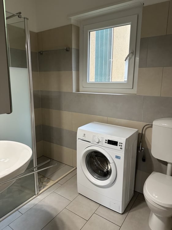 First occupancy after complete renovation  exclusive 2.5-room apartment with glazed winter garden, air conditioning and elevator, only 50 metres from Lake Lugano 8