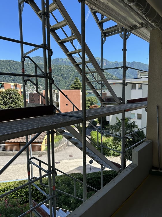 First occupancy after complete renovation  exclusive 2.5-room apartment with glazed winter garden, air conditioning and elevator, only 50 metres from Lake Lugano 12