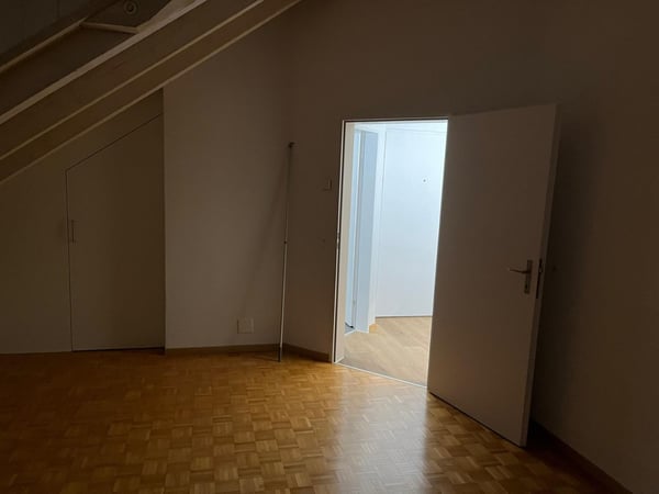 Zu vermieten: Moderne 2.5-Zimmer-Wohnung mit Balkon und Galerie in Biglen 10