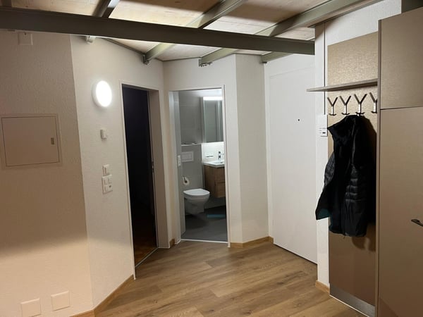 Zu vermieten: Moderne 2.5-Zimmer-Wohnung mit Balkon und Galerie in Biglen 7