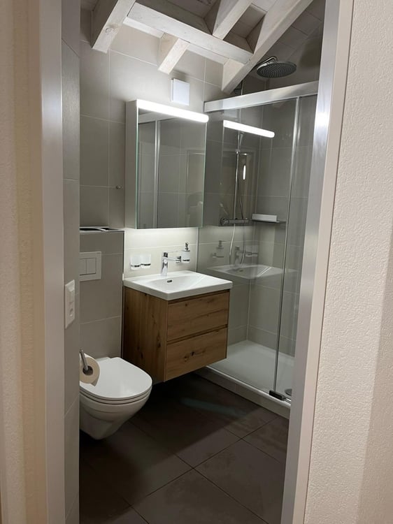 Zu vermieten: Moderne 2.5-Zimmer-Wohnung mit Balkon und Galerie in Biglen 9