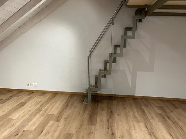 Zu vermieten: Moderne 2.5-Zimmer-Wohnung mit Balkon und Galerie in Biglen 4
