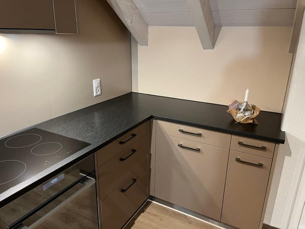 Zu vermieten: Moderne 2.5-Zimmer-Wohnung mit Balkon und Galerie in Biglen 2