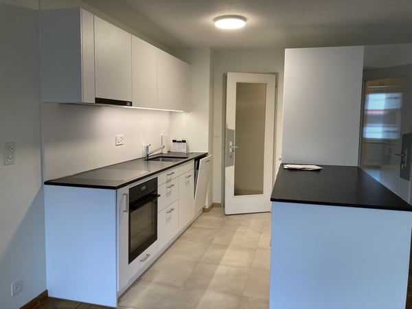 Wohnung im ersten Stock, 3 1/2 Zimmer Altbau, Nähe Bahnhof Thun neu renoviert. 3