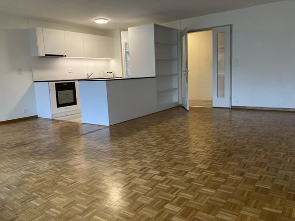 Wohnung im ersten Stock, 3 1/2 Zimmer Altbau, Nähe Bahnhof Thun neu renoviert. 4