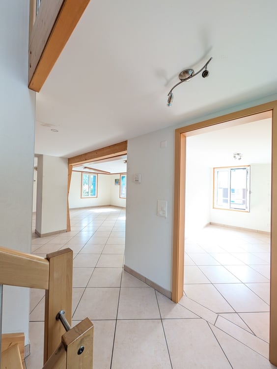 5.5-Zi-Maisonette Attika (127m²) im Zentrum: 2 min zu Bahnhof/Migros, 30min SG, 40min Zürich, mit Garten & Bergsicht 5