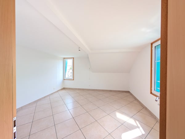 5.5-Zi-Maisonette Attika (127m²) im Zentrum: 2 min zu Bahnhof/Migros, 30min SG, 40min Zürich, mit Garten & Bergsicht 10