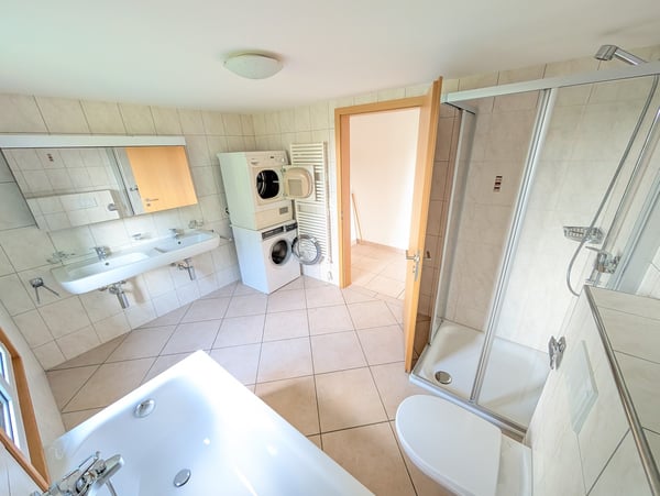 5.5-Zi-Maisonette Attika (127m²) im Zentrum: 2 min zu Bahnhof/Migros, 30min SG, 40min Zürich, mit Garten & Bergsicht 12