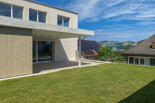 Seltene Mietgelegenheit: modernes 5.5-Zimmer-Einfamilienhaus mit Garten und Weitsicht in St. Erhard 2