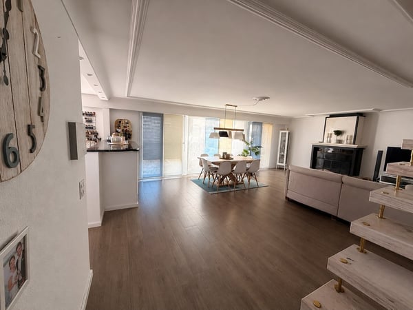 Exklusive 5.5-Zimmer-Terrassenhaus mit Panorama-Aussicht & Wellness