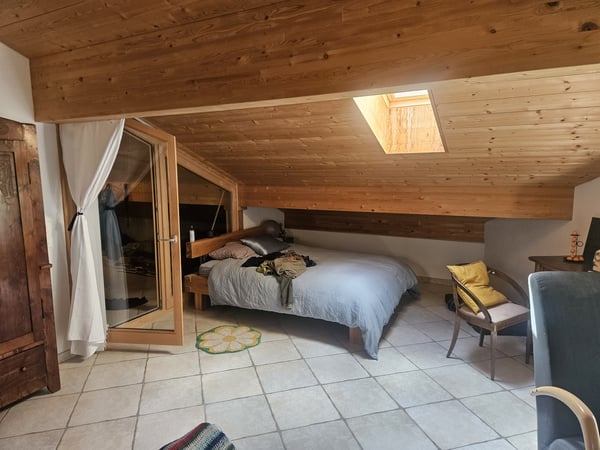 Geräumige 1-Zimmer-Dachgeschosswohnung in Frauenkirch. 2 Minuten zu Fuß von der Bahnhaltestelle entfernt. 6