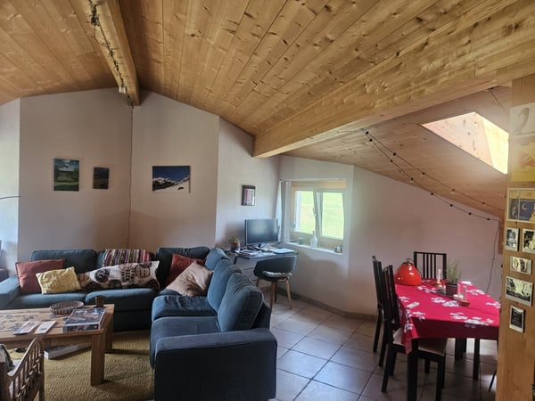 Geräumige 1-Zimmer-Dachgeschosswohnung in Frauenkirch. 2 Minuten zu Fuß von der Bahnhaltestelle entfernt. 7