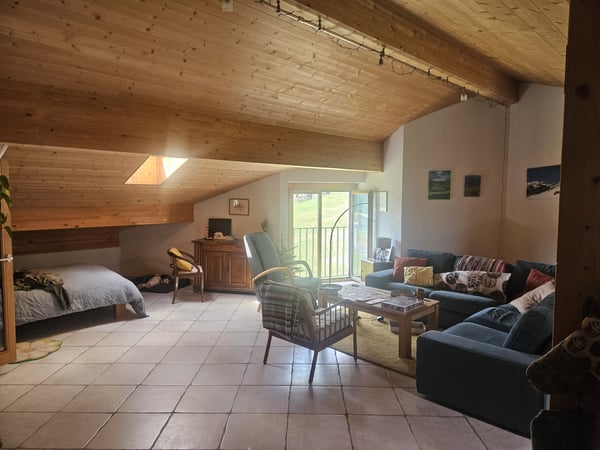 Geräumige 1-Zimmer-Dachgeschosswohnung in Frauenkirch. 2 Minuten zu Fuß von der Bahnhaltestelle entfernt. 5