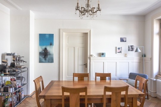 Lichtdurchfluteter 1910er Altbau im Kreis 5: 4 Zimmer, Balkon, Bad & Küche im englischen Landhausstil. 4