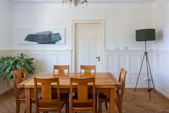 Lichtdurchfluteter 1910er Altbau im Kreis 5: 4 Zimmer, Balkon, Bad & Küche im englischen Landhausstil. 1