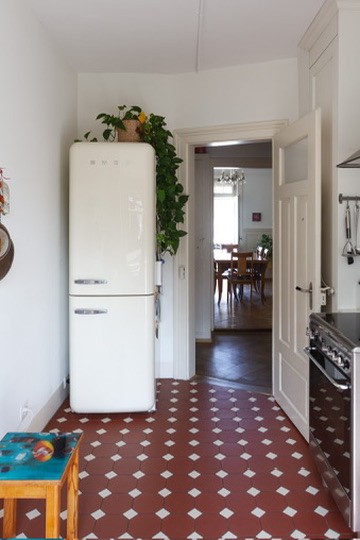 Lichtdurchfluteter 1910er Altbau im Kreis 5: 4 Zimmer, Balkon, Bad & Küche im englischen Landhausstil. 2