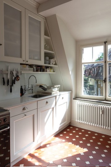 Lichtdurchfluteter 1910er Altbau im Kreis 5: 4 Zimmer, Balkon, Bad & Küche im englischen Landhausstil. 3