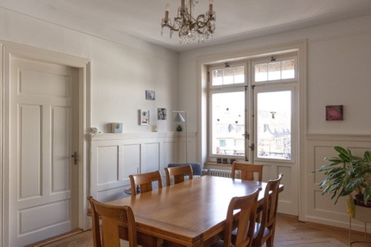 Lichtdurchfluteter 1910er Altbau im Kreis 5: 4 Zimmer, Balkon, Bad & Küche im englischen Landhausstil. 7