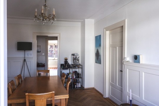 Lichtdurchfluteter 1910er Altbau im Kreis 5: 4 Zimmer, Balkon, Bad & Küche im englischen Landhausstil. 6