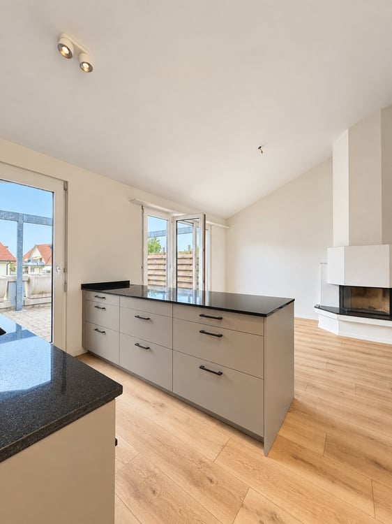 Helle 4.5-Zimmer-Wohnung mit Cheminée & bis zu 4 m hohen Decken 1
