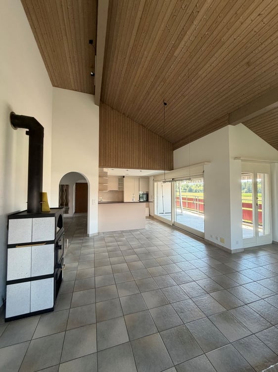 Grosszügige 5.5-Zimmerwohnung mit Terrasse, Bergsicht und Schwedenofen 5