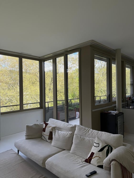 Light-Filled Top-Floor Flat in Zürich (8005) 4