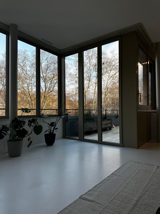 Light-Filled Top-Floor Flat in Zürich (8005) 1