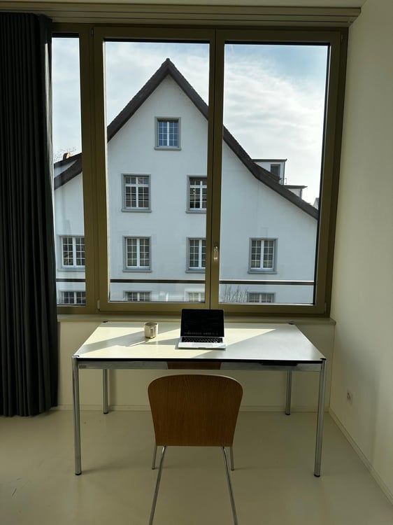 Light-Filled Top-Floor Flat in Zürich (8005) 7