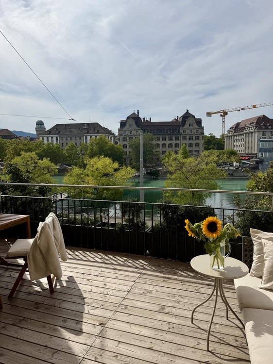 River front apartment with terrace 2