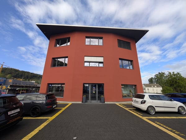 Gewerbehalle mit Kran, Lager und Büro in Lausen 1