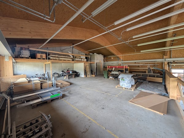 Gewerbehalle mit Kran, Lager und Büro in Lausen 11