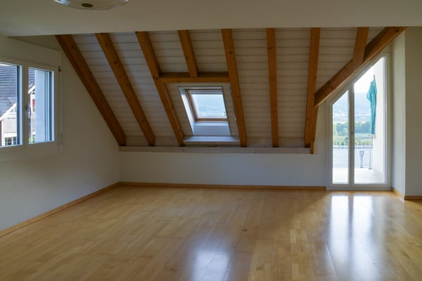 Sonnige 2.5-Zimmer-Dachmaisonette mit Traum-Weitsicht im Limmattal / Sunny 2.5-Room Duplex Apartment with Panoramic Views in Oetwil an der Limmat 1