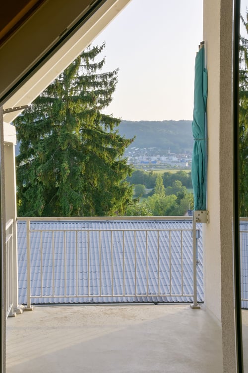 Sonnige 2.5-Zimmer-Dachmaisonette mit Traum-Weitsicht im Limmattal / Sunny 2.5-Room Duplex Apartment with Panoramic Views in Oetwil an der Limmat 2