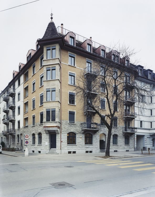3.5-Zimmer-Maisonettewohnung mit privater Dachterrasse im Kreis 4 in Zürich 1