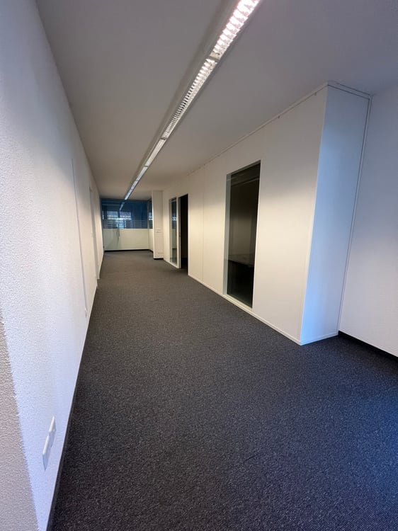 Helles grosszügiges Büro mit Aufenthaltsraum, Archiv und Lagerraum 2. OG 4
